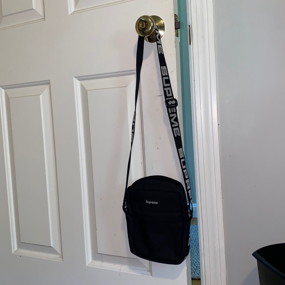 SUPREME SHOULDER BAG